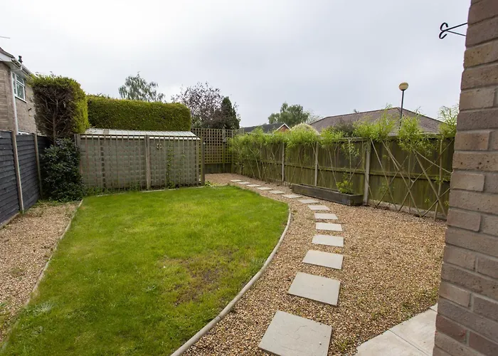 Spacious Relaxing Home Garden Access.