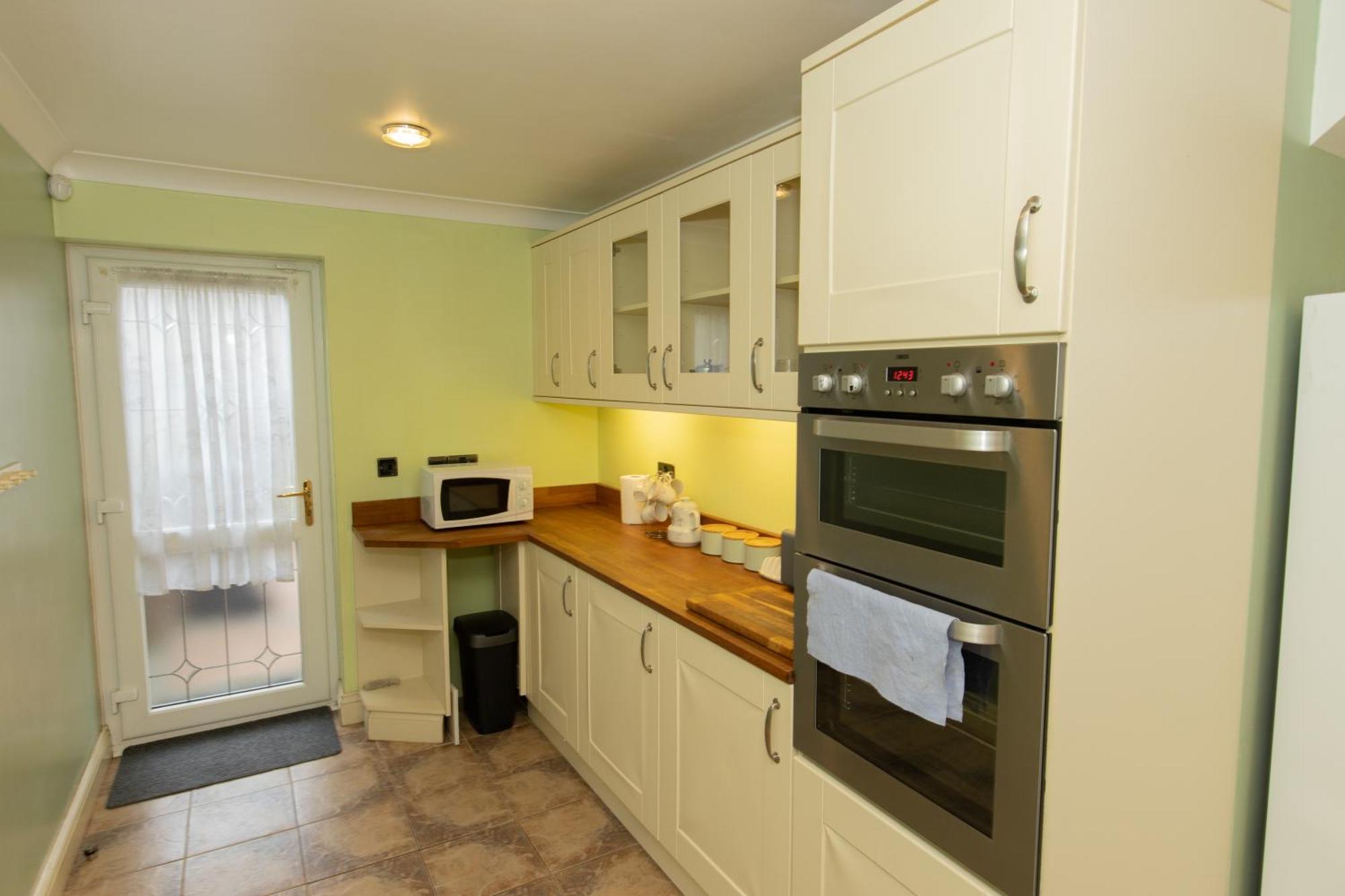 Spacious Relaxing Garden Access. Vakantiehuis NWI
